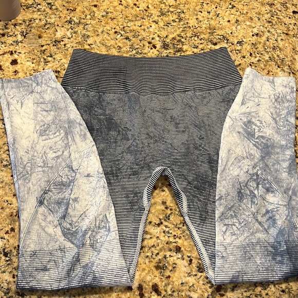 Lululemon Rare Workout Tights | Size 2 | Marbled Blue | Inseam 24” - Picture 6 of 6